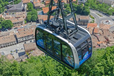 San Marino - 16 Haziran 2019: Cable Car Borgo Maggiore 'u Sunny Summer Day' de San Marino Tarih Merkezi 'ne Bağladı.