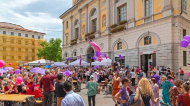 Lugano, İsviçre - 14 Haziran 2019: Yaz Bayramı 'nda Belediye Binasının Önündeki Kalabalık.