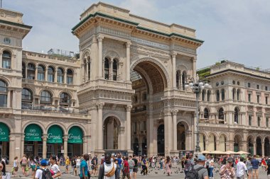Milan, İtalya - 15 Haziran 2019: Lüks Mağazalı Vittorio Emanuele II. Mağazası Önündeki Kalabalık.