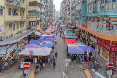 Hong Kong, Çin - 25 Nisan 2017: Fa Yuen Caddesi Market Mong Kok Kowloon Yağmurlu Bahar Günü.
