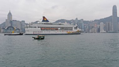 Hong Kong, Çin - 23 Nisan 2017: Star Cruises Balık Gemisi Hong Kong, Çin 'de Victoria Limanı' ndan geçiyor.