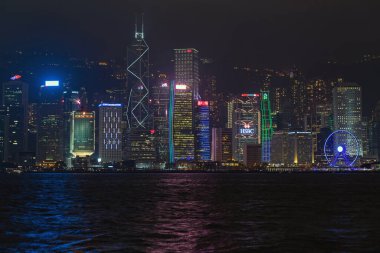 Hong Kong, Çin - 24 Nisan 2017: Victoria Limanı üzerinde Su Yansıması Panorama Gece Manzarası.