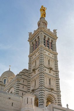 Marsilya, Fransa - 31 Ocak 2016: Bell Tower Basilique Notre Dame de la Garde Kilisesi Tepedeki Tepe.