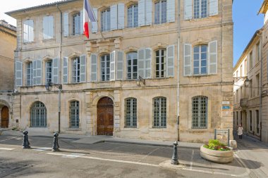 Arles, Fransa - 29 Ocak 2016: Sous Prefecture Arles Federal Hükümet Ofisi Rue du Cloitre Caddesi 'ndeki Eski Şehir Binası.