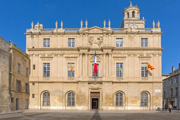 Arles, Fransa - 29 Ocak 2016: Cumhuriyet Meydanı Güneşli Kış Günü Belediye Binası.