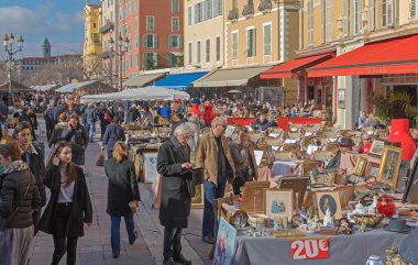 Nice, Fransa - 29 Ocak 2018: Cours Saleya 'daki Brocante Antika Pazarı Sunny Kış Günü.