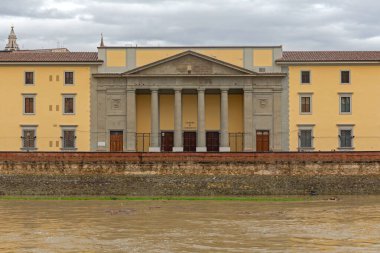 Floransa, İtalya - 2 Şubat 2018: Firenze Toskana Kış Günü 'nde Arno Nehri Ticaret Odası.