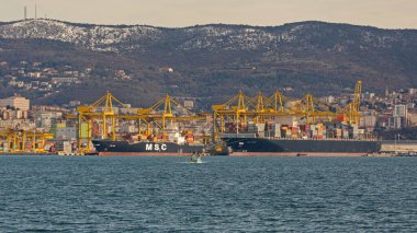 Trieste, İtalya - 4 Şubat 2018: Adriyatik Limanı Kış Günü 'nde Kargo Gemisi Yükleyen Akdeniz Nakliye Şirketi.