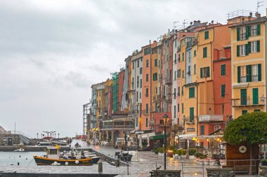 Porto Venere, İtalya - 1 Şubat 2018: Soğuk Kış Günü Küçük Kasabadaki Renkli Evler.