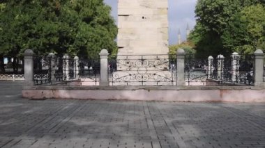 İstanbul Hipodromu 'ndaki Konstantinopolis Sütunu Türkiye Eğiliyor