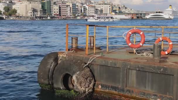 イスタンブールトルコでフェリーボートモーリングのためのフローティングドック — ストック動画