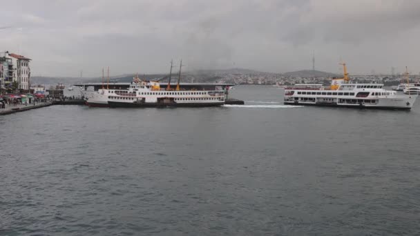 Færger Både Bosporus Canal Efterårsdagen Istanbul Tyrkiet – Stock-video