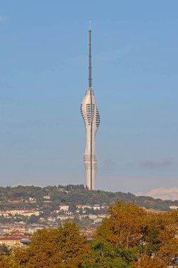 İstanbul, Türkiye - 19 Ekim 2023: Yeni Kucuk Camlica TV Radyo Kulesi Telekomünikasyon Gözlem Dekanları Uskudar 'daki Little Hill Restoranları.