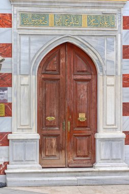 İstanbul, Türkiye - 18 Ekim 2023: Ankara Caddesi Fatih 'te Vilayet Camii' ne Giriş Kapısı.