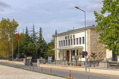 Edirne, Türkiye - 17 Ekim 2023: Kadirpasa Mektep Caddesi 'ndeki Arkeoloji ve Etnoğrafya Müzesi.