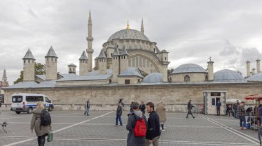 İstanbul, Türkiye - 18 Ekim 2023: Geniş Nuruosmaniye Camii Bulutlu Sonbahar Günü Meydanında Yürüyen İnsanlar.
