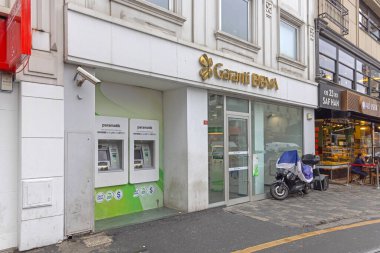 İstanbul, Türkiye - 18 Ekim 2023: Garanti BBVA Türk Mali Hizmet Şirketi sahibi İspanyol Bank Banco Bilbao Vizcaya Argentaria, Muradiye Caddesi, Fatih.