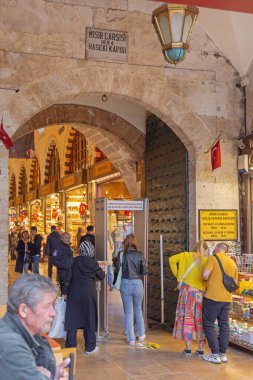 İstanbul, Türkiye - 19 Ekim 2023: Misir Carsisi Baharat Pazarı Giriş Kapısında Metal Detektörü ve Güvenliği.