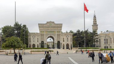 İstanbul, Türkiye - 18 Ekim 2023: İstanbul Üniversitesi Tarihi Beyazit Kapısı ve Beyazit Kulesi Bulutlu Sonbahar Günü Tarihi Tarihi Tarihi.