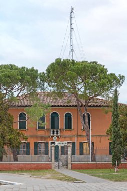 Burano, İtalya - 10 Ocak 2017: İtalyan Polis Teşkilatı Jandarma Binası Venedik Kış mevsiminde Burano Adası.