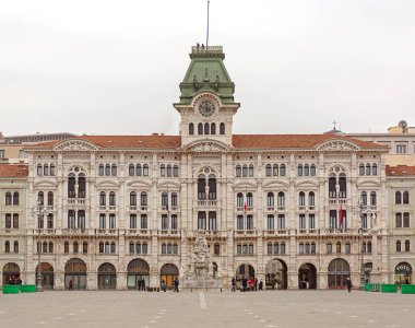 Trieste, İtalya - 12 Ocak 2017: Square Winter Day 'de Belediye Binası Çok Az Kişi İnşa Edildi.