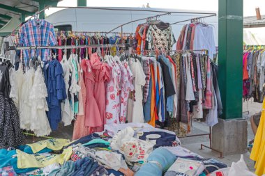 Novi Sad, Sırbistan - 3 Haziran 2018: Najlon Pijaca Büyük Bit Pazarı 'nda Demiryolları İkinci el Giysilerle Modern Giysiler.