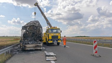 Belgrad, Sırbistan - 03 Haziran 2018: Sırbistan 'ın Belgrad kenti yakınlarındaki Otoyol Kurtarma Yardımı' nda Yanmış Koç Otobüs.