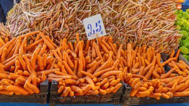 Borlotti Fasulye ve Havuç Çiftçi Marketinde Sebzeler