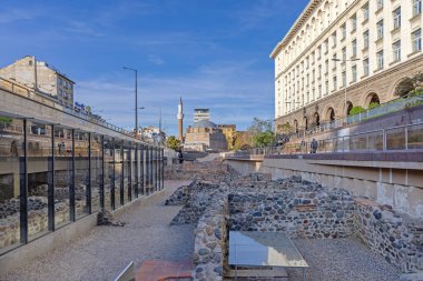 Sofya, Bulgaristan - 16 Ekim 2023: Başkent Merkezinde Arkeolojik Sergi Antik Serdika ve Banya Bashi Camii Sonbahar Günü.