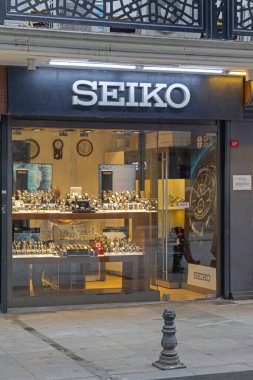 İstanbul, Türkiye - 18 Ekim 2023: Eski Kentteki Hamidiye Caddesi 'nde Japonya' dan Seiko Markası İzle.