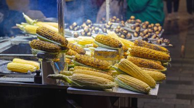 Stall Night Market 'te mısır ızgarası.