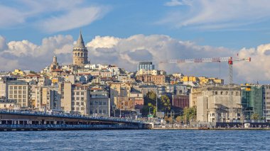 Galata Köprüsü ve Beyoğlu Tepesi İstanbul Türkiye Güneşli Sonbahar Günü