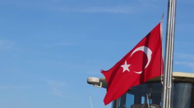 İstanbul, Türkiye - 19 Ekim 2023: Garmin Radar ile Tekne Direğinde Türk Ulusal Bayrağı.