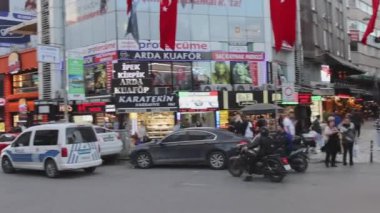İstanbul, Türkiye - 19 Ekim 2023: İstanbul, Türkiye - 19 Ekim 2023: Kadıköy Sonbahar Günü Panorama Kavşağında Büyük Boğa Anıtı Bronz Heykeli.