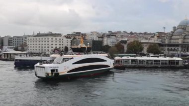 İstanbul, Türkiye - 18 Ekim 2023: Galata Köprüsü 'nden Panoramik Manzara Boğaz Kanalı Bulutlu Sonbahar Günü' nde Gemi Trafiği.