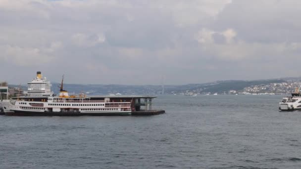 Istanbul Tyrkiet Oktober 2023 Istanbul Waterfront Bosphorus Canal Panorama Efterårsdagen – Stock-video