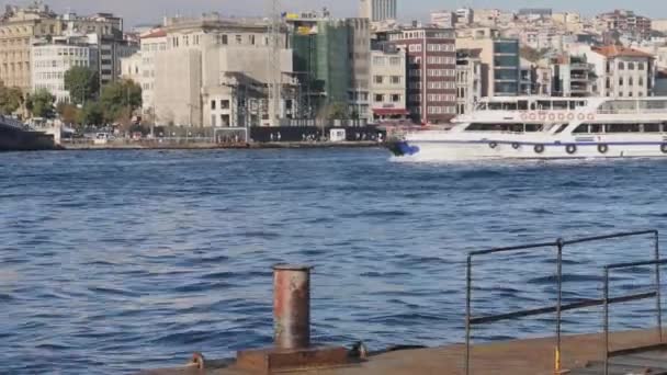 Istanbul Tyrkiet Oktober 2023 Passagerskib Golden Horn Water Sunny Autumn – Stock-video