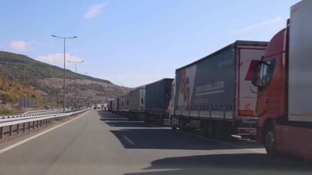 Dimitrovgrad Serbien Oktober 2023 Lang Cargo Trucks Grænsepassage Til Bulgarien – Stock-video