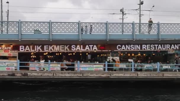 Istanbul Tyrkiet Oktober 2023 Fisk Skaldyr Restauranter Galata Bridge Efterårsdagen – Stock-video