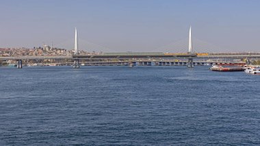 İstanbul, Türkiye - 20 Ekim 2023: İstanbul 'da Yeni Metro Tren Askısı Köprüsü, Güneşli Sonbahar Günü.