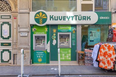 İstanbul, Türkiye - 20 Ekim 2023: Kuveyt Türk Sirkeci Kuveyt Finans Bankası 'nda Atm ve Para Takas Makinesi Vasif Cinar Caddesi.