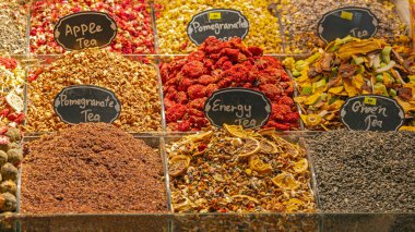 İstanbul 'daki Mısır Pazarında Kurutulmuş Çay Çayı Karışımı
