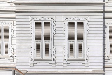 Türkiye 'deki Ahşap Ev' de Kapatılan Beyaz Pencereler Panjurlar Kör Edildi