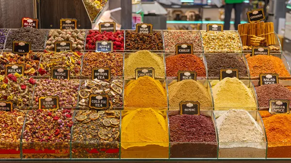 İstanbul 'daki Mısır Pazarında Kuru Bitkiler Baharat ve Çay Karışımı