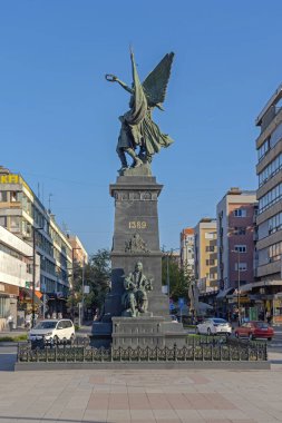 Krusevac, Sırbistan - 12 Ekim 2023: Merkez Meydanı Sonbahar Günü 'nde Kosova Kahramanlarının Sembolü.