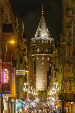 İstanbul, Türkiye - 18 Ekim 2023: Beyoğlu Gece Hayatı 'ndaki Buyuk Hendek Caddesi' nden Galata Kulesi Tarihi Tarihi Görünümü.