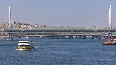 İstanbul, Türkiye - 20 Ekim 2023: Güneşli Sonbahar Günü Altın Boynuz Üzerine Yeni Metro Tren Asma Köprüsü.