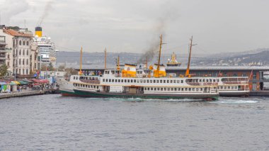 İstanbul, Türkiye - 18 Ekim 2023: Karaköy Sonbahar Günü Feribot Terminali.
