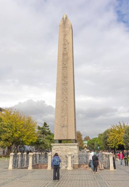 İstanbul, Türkiye - 18 Ekim 2023: Hipodrom Tarihi Dönüm Noktası 'nda Theodosius Sütununa bağlı Obelisk.