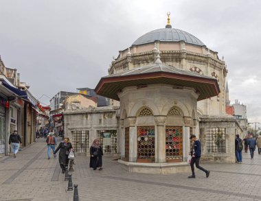 İstanbul, Türkiye - 18 Ekim 2023: Bileyciler Caddesi Fatih 'te Tarihi Kültür Merkezi Sinan Paşa Mezarı.